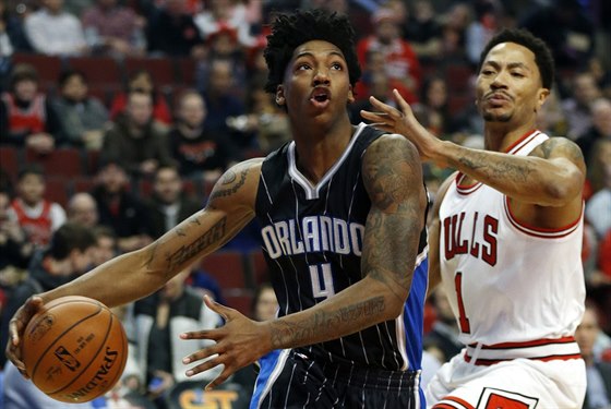 Elfrid Payton (vlevo) z Orlanda unik Derricku Roseovi z Chicaga.