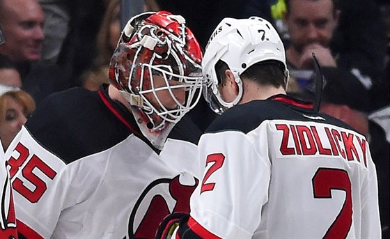 Marek idlický a branká Cory Schneider slaví výhru New Jersey nad Los Angeles.