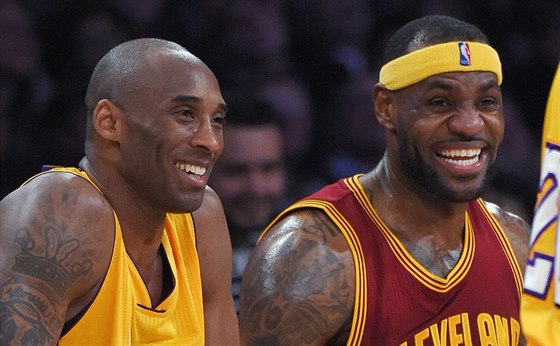 Kobe Bryant (vlevo) z LA Lakers a LeBron James z Clevelandu se ped vzájemným...