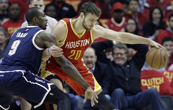 Serge Ibaka (vlevo) z Oklahoma City pi bránní Donatase Motiejunase z Houstonu.