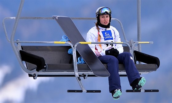 Eva Samková na lanovce mezi jízdami na mistrovství svta v Kreischbergu.