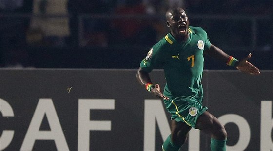 Moussa Sow ze Senegalu oslavuje svj gól proti Ghan.