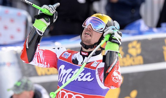 Marcel Hirscher slaví triumf v obím slalomu v Adelbodenu.