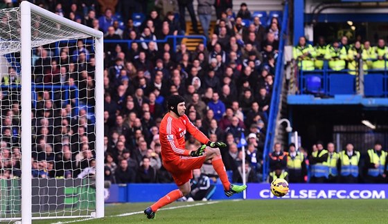 Gólman Chelsea Petr ech v akci bhem duelu s Newcastlem