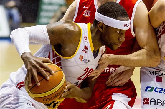 Pardubický basketbalista Levell Sanders (s míem) v duelu proti Nymburku