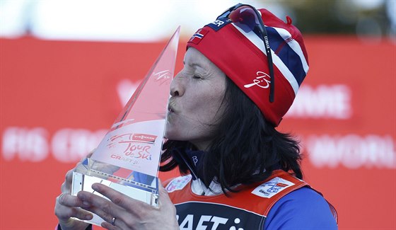 Marit Björgenová se mazlí s trofejí, ovládla Tour de Ski.