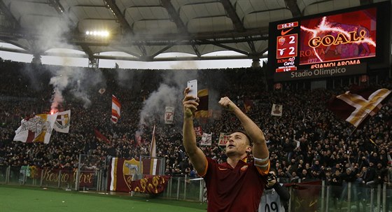 SELFIE. Francesco Totti z AS ím, který v derby proti Laziu dvakrát pesn...