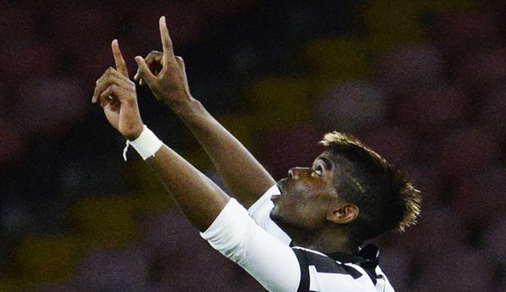 DÍKY K NEBESM. Paul Pogba z Juventusu Turín oslavuje trefu do sít Neapole.