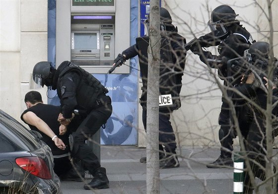 Mu, který pepadl potovní poboku, se policii sám vzdal (Colombes, 16. ledna...