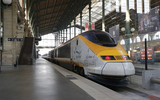 Eurostary jezdí pod Kanálem poloprázdné. Cestující zdržují celní formality