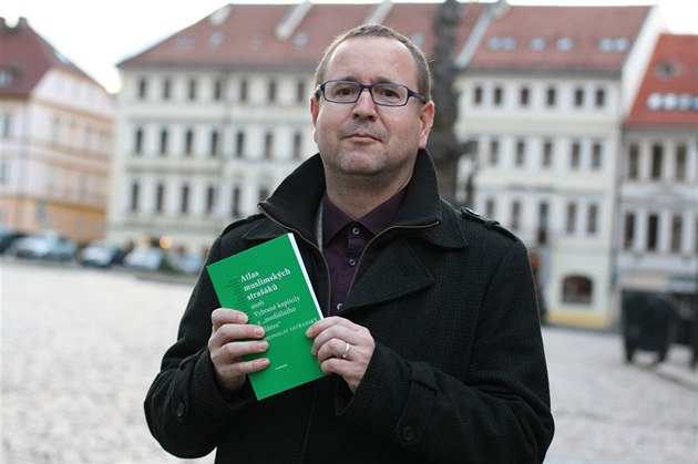 Arabista Bronislav Ost�anský se svou knihou Atlas muslimských stra�ák�