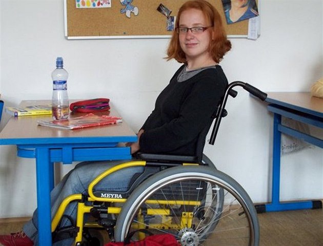 Tereza Laubeová má ji� od narození pohybové posti�ení a celý �ivot studuje v...