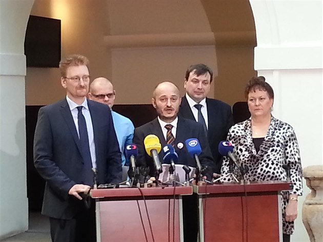 Zástupci poslaneckého klubu Úsvitu navrhují zm�nu zákona o církvích, se kterou...