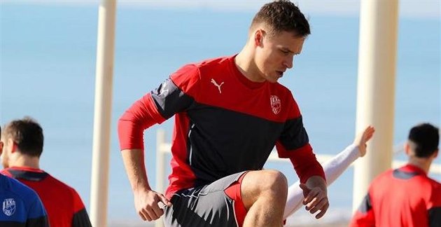 Plze�ský úto�ník Stanislav Tecl p�i kruhovém tréninku na plá�i.
