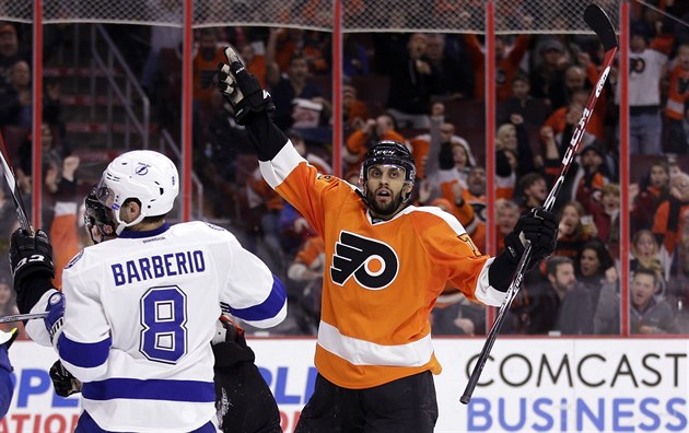 Pierre-Edouard Bellemare oslavuje gól Philadelphie, vlevo zklamaný Mark...