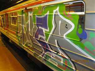 Graffiti pravideln hyzdí i vozy metra.