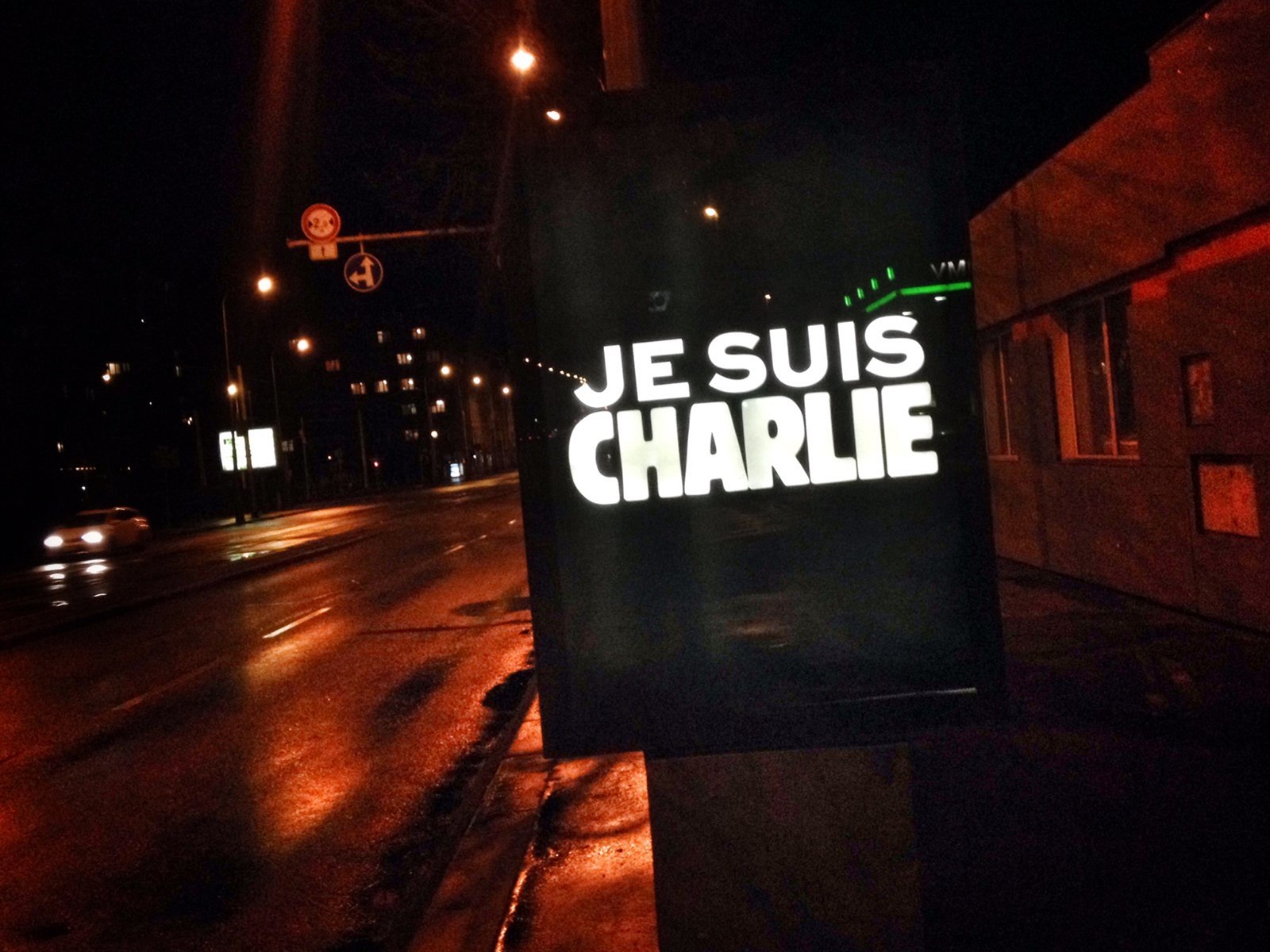 Plakáty, jimi� spole�nost vyjad�uje solidaritu s Francií, budou Pra�ané vídat v...