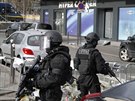 Zvlátní jednotka francouzské policie ped budovou koer obchodu, kde vradil...