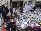 Francouzi nosí k bývalé redakci Charlie Hebdo kvtiny a pietní vzkazy. (14....