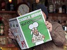 Návtvník kavárny v Nice si te nové íslo Charlie Hebdo. (14. ledna 2015)