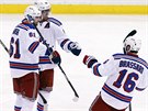 Hokejisté NY Rangers se radují z gólu. Zleva: Rick Nash, Marc Staal a Derick...