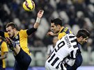 Alvaro Morata z Juventusu bojuje s Rafaelem Marquezem a Ivanem Marticem z...