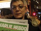Sylvie Hajeuxová ukazuje nový výtisk Charlie Hebdo v Lille (14. ledna 2015).