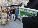Mu si nese nové vydání Charlie Hebdo v Nice (14. ledna 2015).