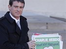 Francouzský premiér Manuel Valls s výtiskem Charlie Hebdo odchází ze zasedání...