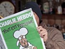 Mu si te Charlie Hebdo v kávarn v Nice. (14. ledna 2015)