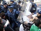 V Alírsku se policie stetla s demonstranty, kteí vyjadovali svj nesouhlas...