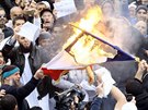 V Alírsku demonstranti zapálili fancouzskou vlajku jako vyjádení nesouhlas s...