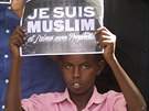 Protesty proti Charlie Hebdo v Somálsku, chlapec drí nápis Jsem muslim a...