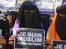 Protesty proti Charlie Hebdo v Somálsku, lidé drí nápis Jsem muslim a miluji...