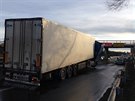 Kamion nedaleko Prhonic nezvládl jízdu po namrzlé silnici a zstal viset na...
