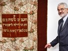 editel muzea Leo Pavlát se synagogální oponou, která se do eska navrátila po...