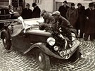Speciáln upravený popular i s posádkou po návratu  z Rallye Monte Carlo 1936....