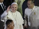 Pape pi tvrtením píletu na Filipíny.