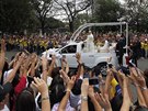 Ulice Manily, jimi pape projídl, lemovaly desetitisíce lidí. 