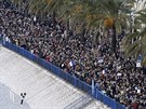 Tichý pochod podél pláe ve mst Nice za obti teroristických útok.