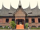 Typická budova z oblasti Padang na Sumate