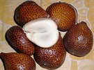 Salak (v anglitin snake fruit)  exotické ovoce pocházející z Indonésie
