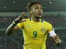 Gabonský útoník Pierre Aubameyang oslavuje svj gól do sít Burkiny Faso.