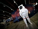 Americký skafandr EMU (Extravehicular Mobility Unit) pro práci ve vesmírném...