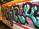 Graffiti pravidelně hyzdí i vozy metra.