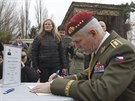 Do kondolenní knihy se podepsal i náelník generálního tábu Petr Pavel (15....