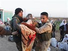 Kurdtí vojáci pomáhají proputným jezídm (17. ledna 2015).