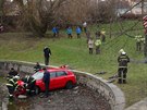 V praském Bevnov sjelo patn zaparkované auto do rybníka.