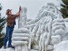 B�hem festivalu �pindlerovsk� zima vyrostl na n�m�st� p�timetrov� Krakono�....