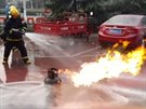 Hasiči v čínském městě Su-čchien vytáhli při požáru restaurace z budovy hořící...